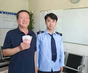 295路公交司机拾金不昧，现金物归原主