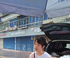 雨中照摆豆腐摊