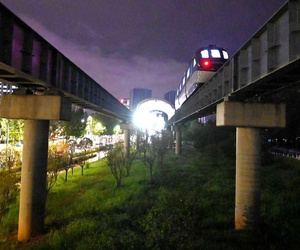 西高新夜色下运行的云巴