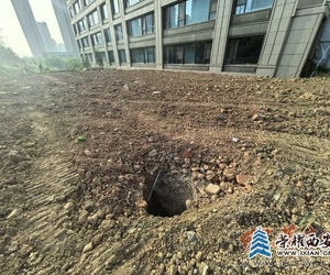 雅居樂(lè)宏府翰林山窗外深坑鋼筋裸露 小區(qū)圍墻被拆三年未恢復(fù)……居民憂心忡忡