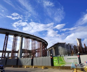 【聚焦2025】藍(lán)天白云下的東站高架橋工地