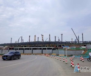 骑上单车看东站，市民觉得有点小
