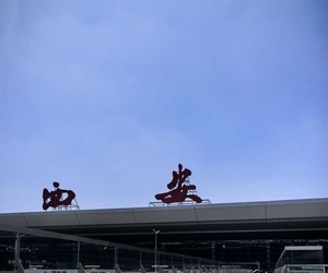 花那么多钱建的t5航站楼就不能。安装个防晒雨棚吗！