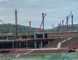 西安高鐵東站，站房封頂，站前道路可以進(jìn)入了
