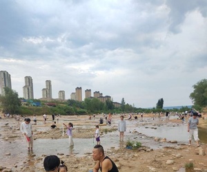 河滩成儿童免费的水上乐园了