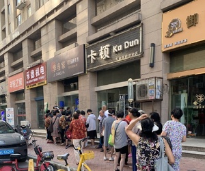 大爺大媽們每天清早都要領(lǐng)禮品，不知是否會(huì)被洗腦掏空退休金？