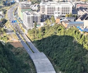 高速公路上加一个棚子  谁知道这是干啥用的？