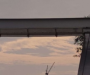 遠(yuǎn)處有座高樓