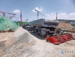 西康高铁首批内燃机车顺利进场