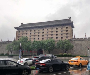 中雨路过开远门