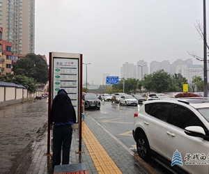 公交站该有的雨亭没有，不该有的违停一大堆。