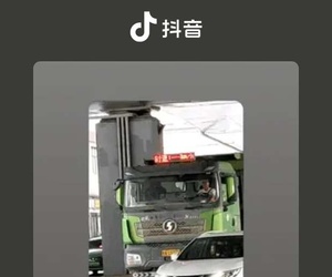 陜汽四軸重載渣土運(yùn)輸車輛作業(yè)靚照