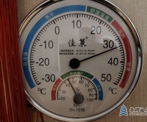 不开空调的客厅，晚上9.10还是33℃