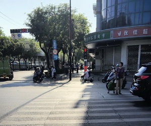黑白兩界人生路，
陰陽一線難分清