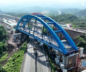西渝高铁跨营达高速大跨度网状吊杆系杆拱桥施工完成
