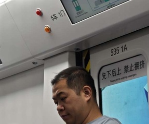 乘地铁是看手机的好时机