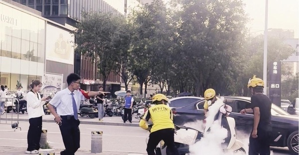 路遇电动车起火 西安三名外卖员及时扑救