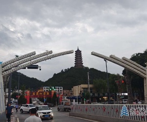 山不在高，有塔則明