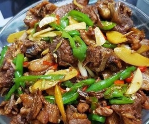 茶油燜鴨：肉質(zhì)酥爛的醇香菜肴
