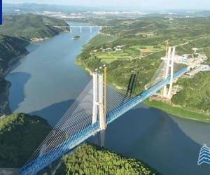 西安至十堰高速鐵路漢江特大橋鋼桁梁合龍