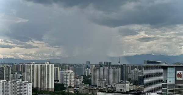 西安的局部降雨具象化了！各地的龙王各管各的！