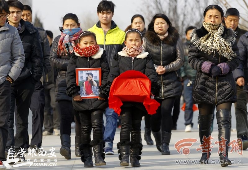 遗像走出殡仪馆 记者 闫文青 摄昨日上午,李娜的遗体在西安市第二殡仪