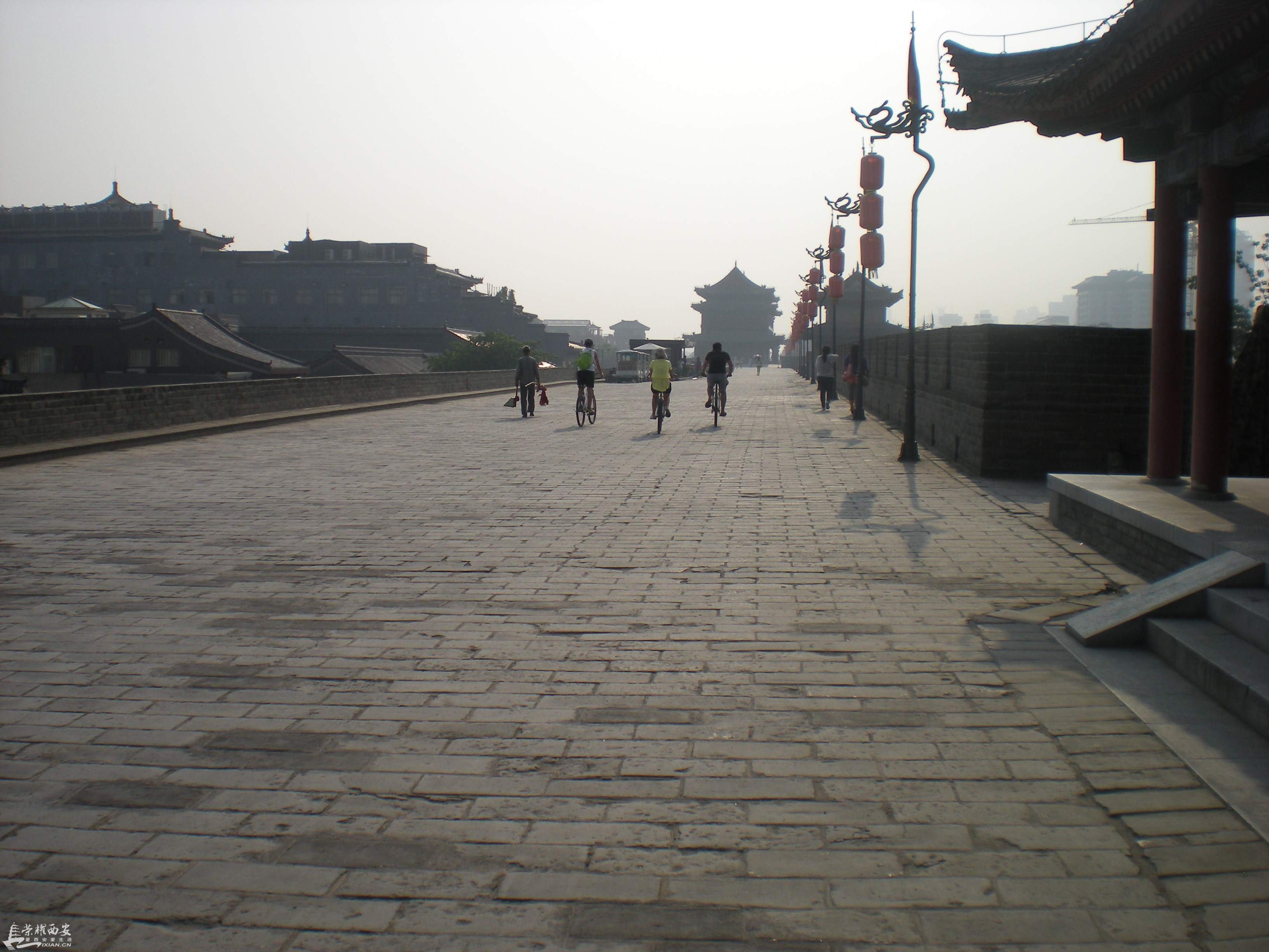 宏伟宽阔的西安城墙.jpg