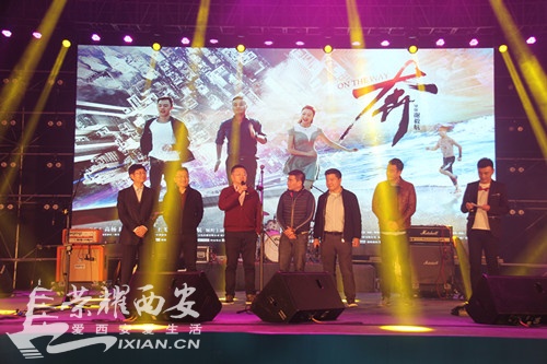 在西咸新区秦汉新城举办的陕派摇滚演唱会上，主持人介绍创新创业电影《奔》.jpg