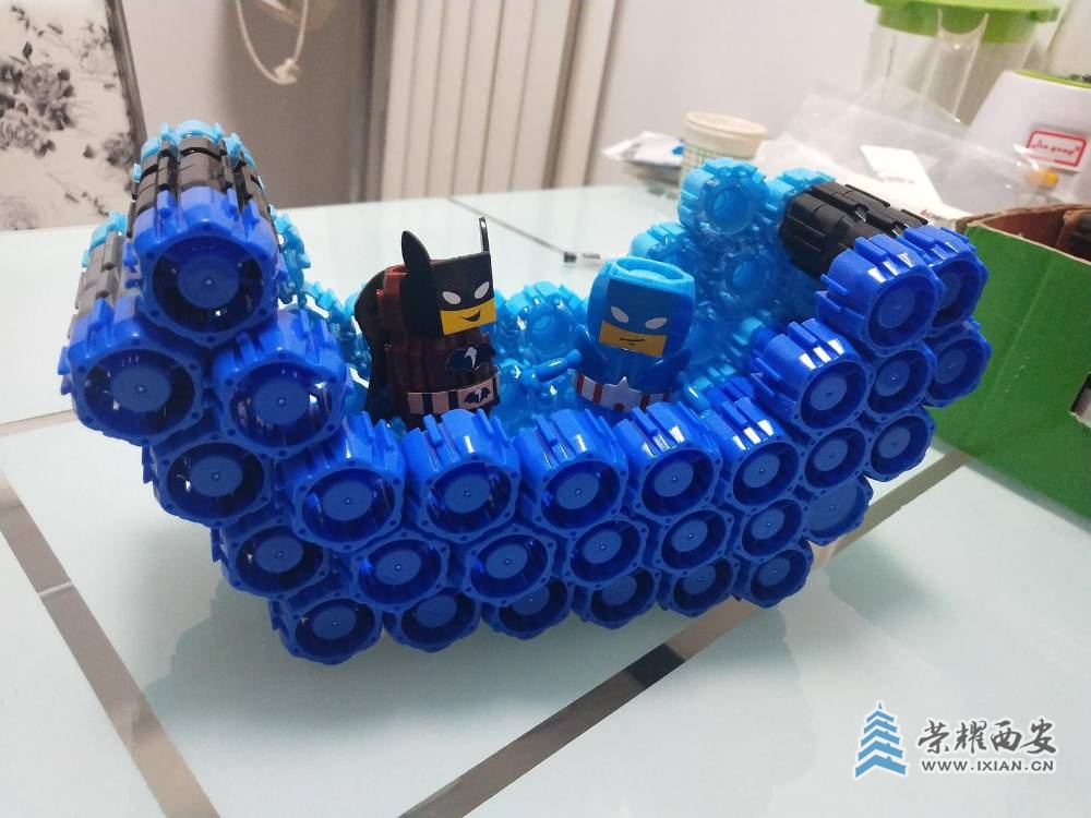 用榫卯积木盖子小瓶盖积木拼的小瓶盖益智积木拼装作品游玩系列手工玩具划船.jpg