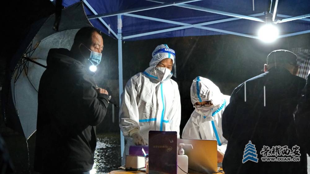 冒雨 做核酸 严建设04.JPG