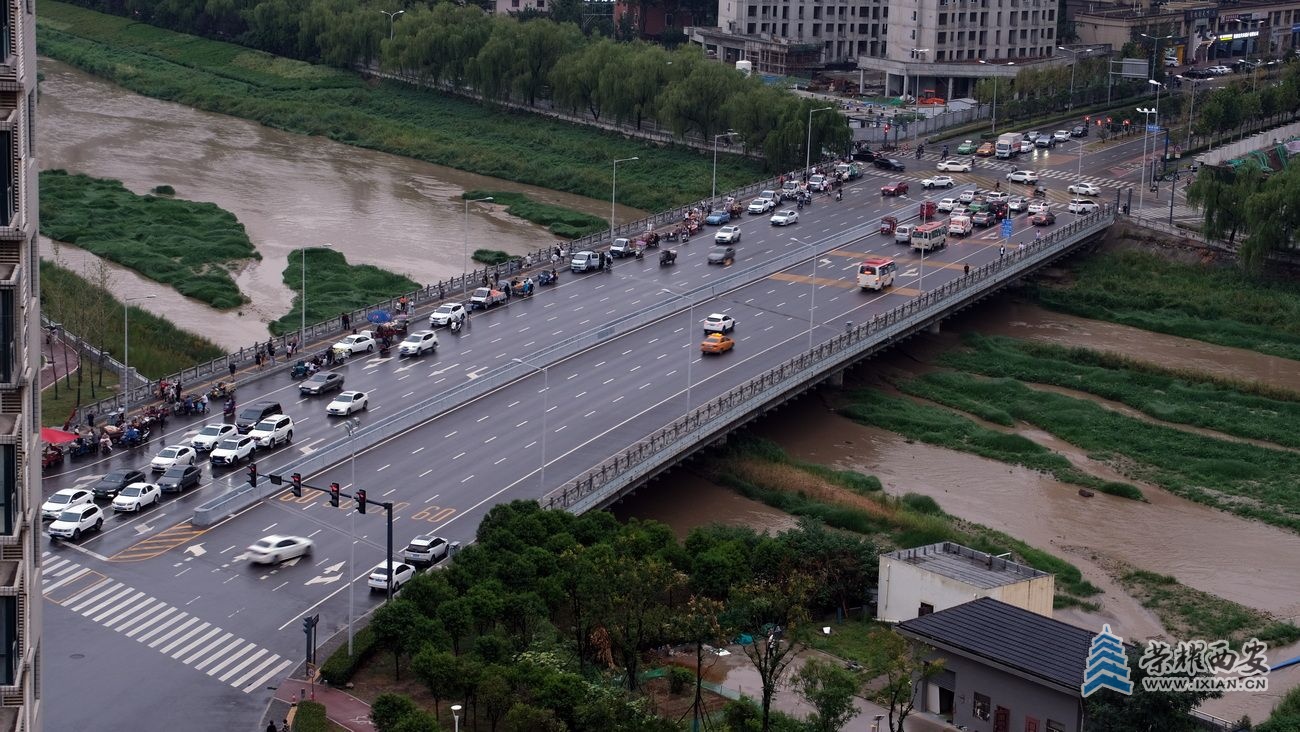 -西安雨景 严建设3.JPG
