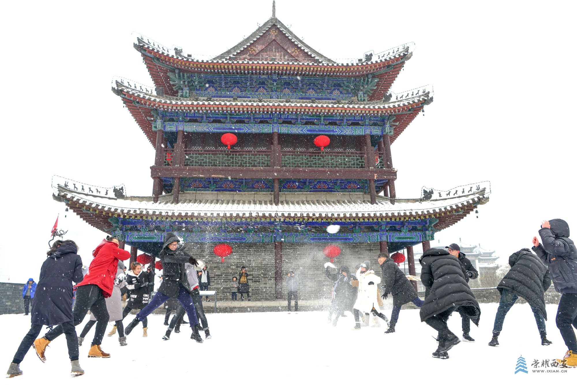 戏雪-王忠义133892629362018年1月6日，西安城墙南门段，天降大雪年轻人们欢天喜地打雪仗。.jpg