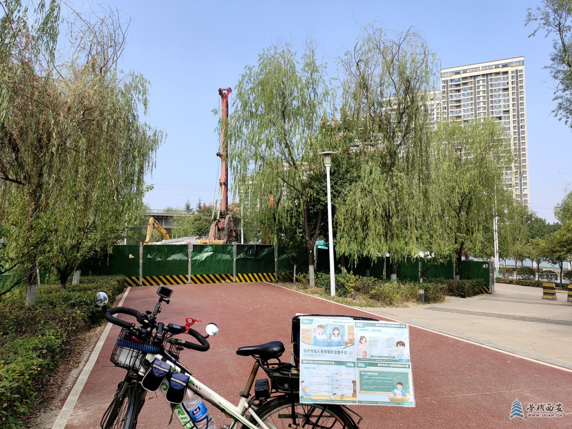 IMG_20240922_120031西延高铁跨沪陕高速立交特大桥的灞柳一路这边还在打桩，我要告诉.jpg
