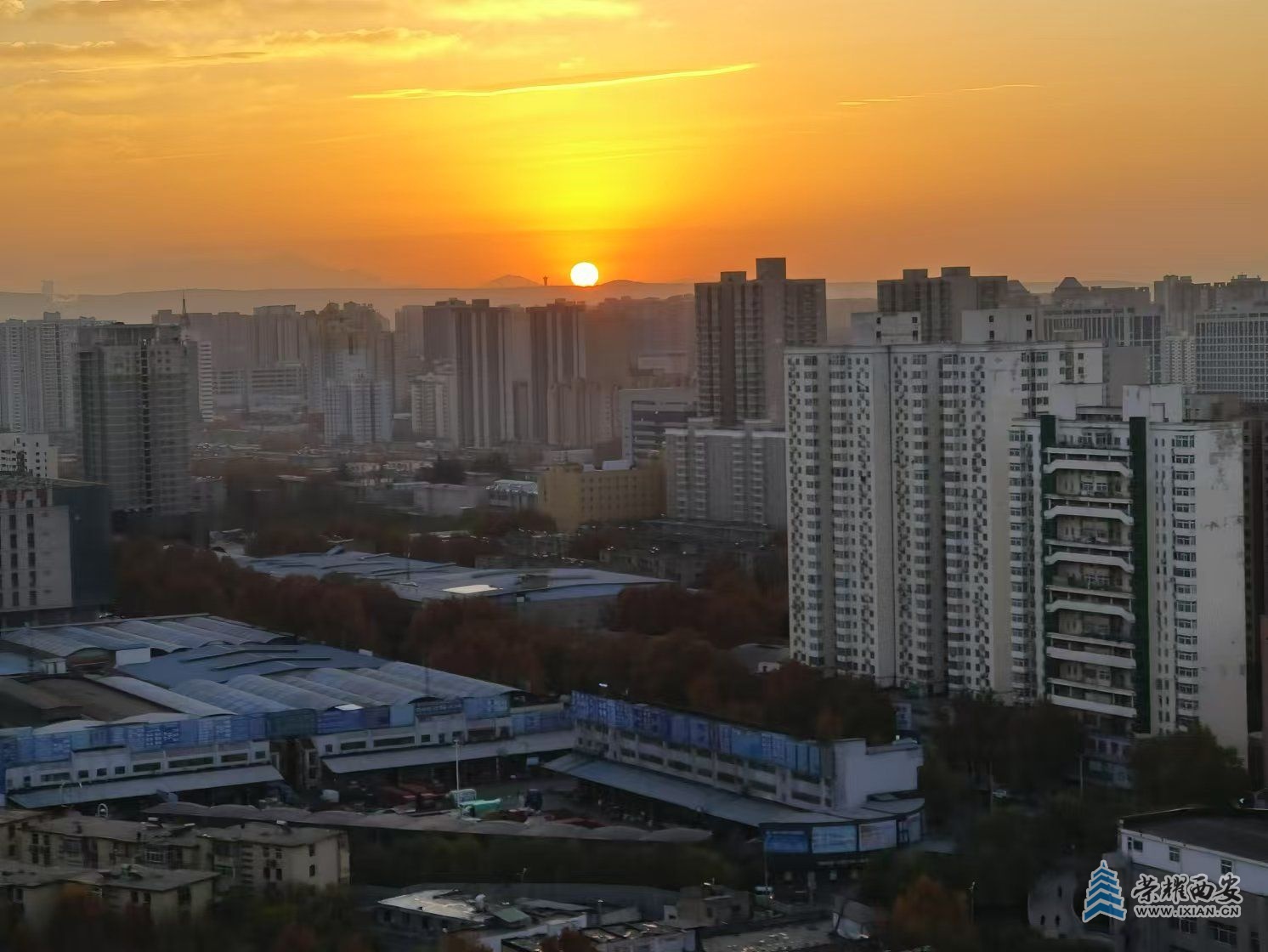 太阳腾出狄寨原，旁边是白鹿仓景区那个塔