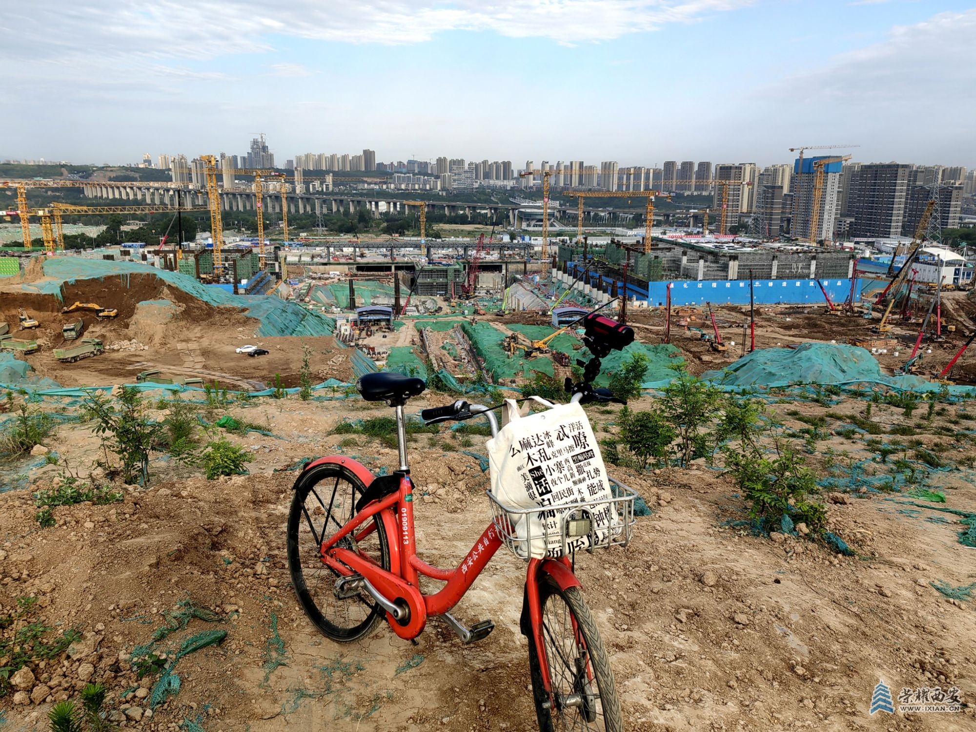 IMG_20240614_071633西安东站，西安公共自行车，荣耀西安陕西话手提袋.jpg