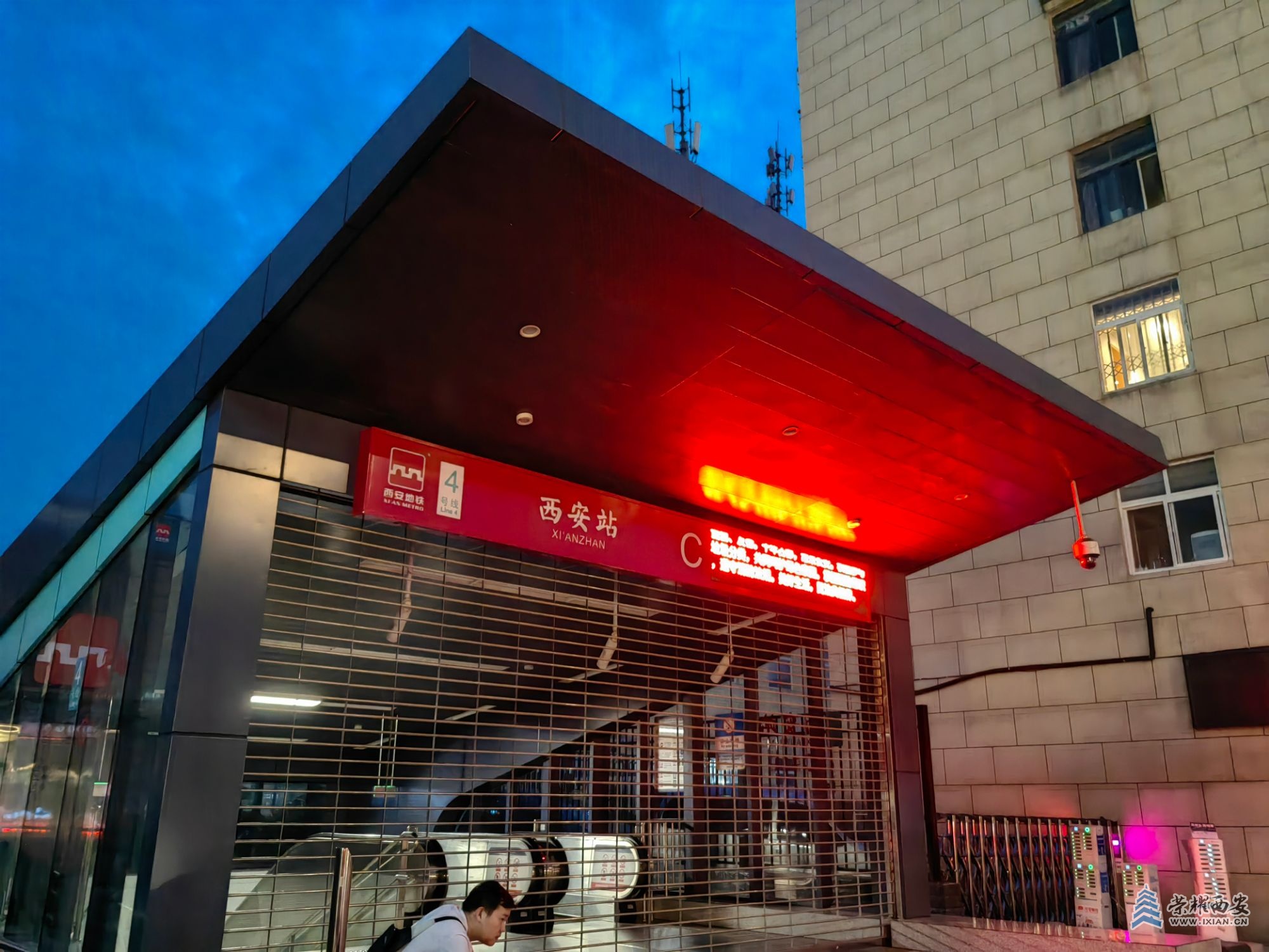 IMG_20240527_050549地铁4号线西安站C出入口，禁止吸烟.jpg