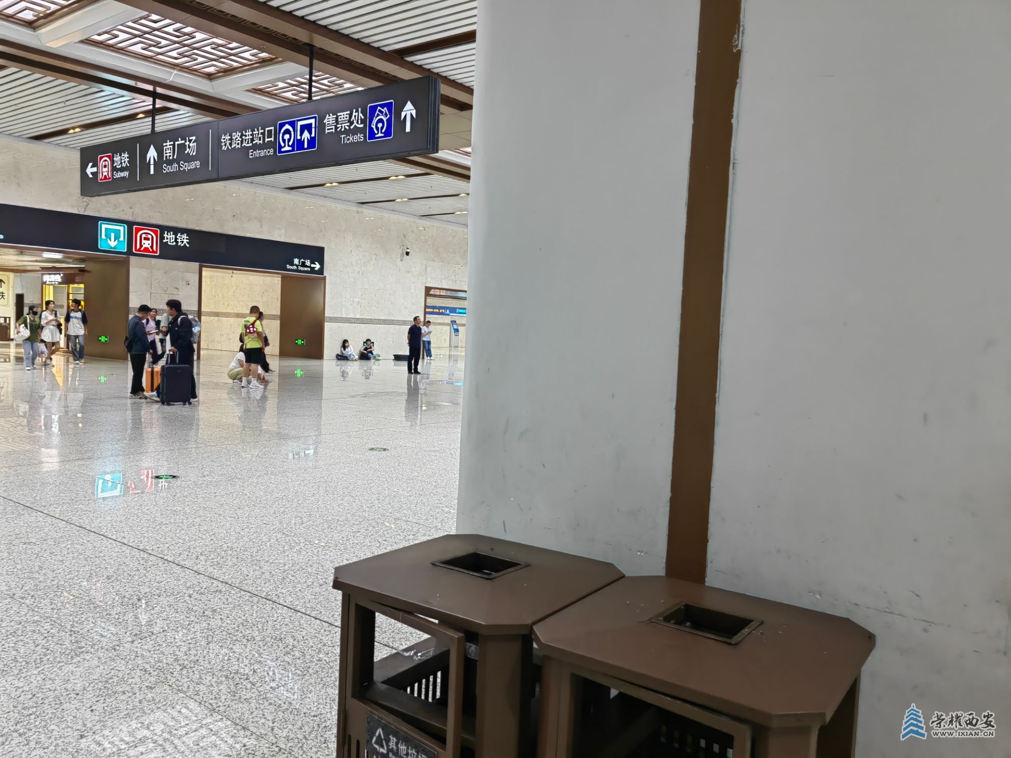 IMG_20240928_203418西安站地下市政通廊，带烟灰缸的垃圾桶.jpg