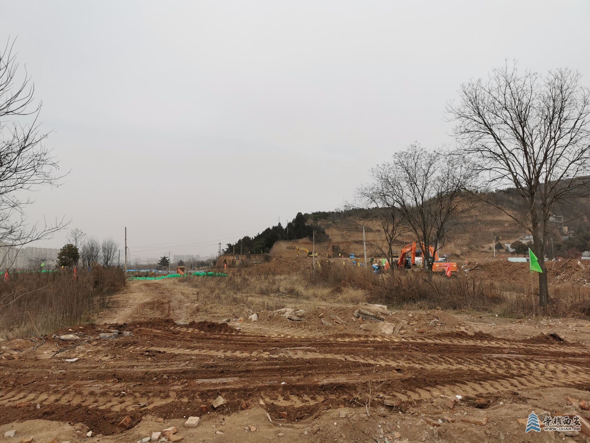 IMG_20230117_153217西安东站东侧正在进行清表工作.jpg