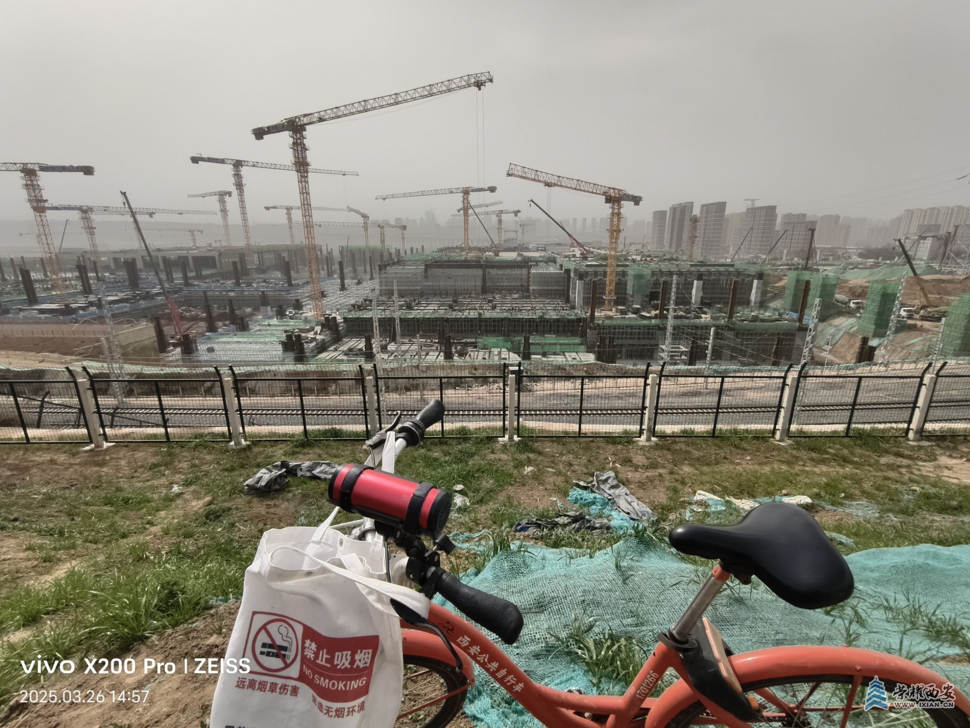 IMG_20250326_145724西安东站，西安公共自行车，禁止吸烟，远离烟草伤害，营造无烟环境.jpg