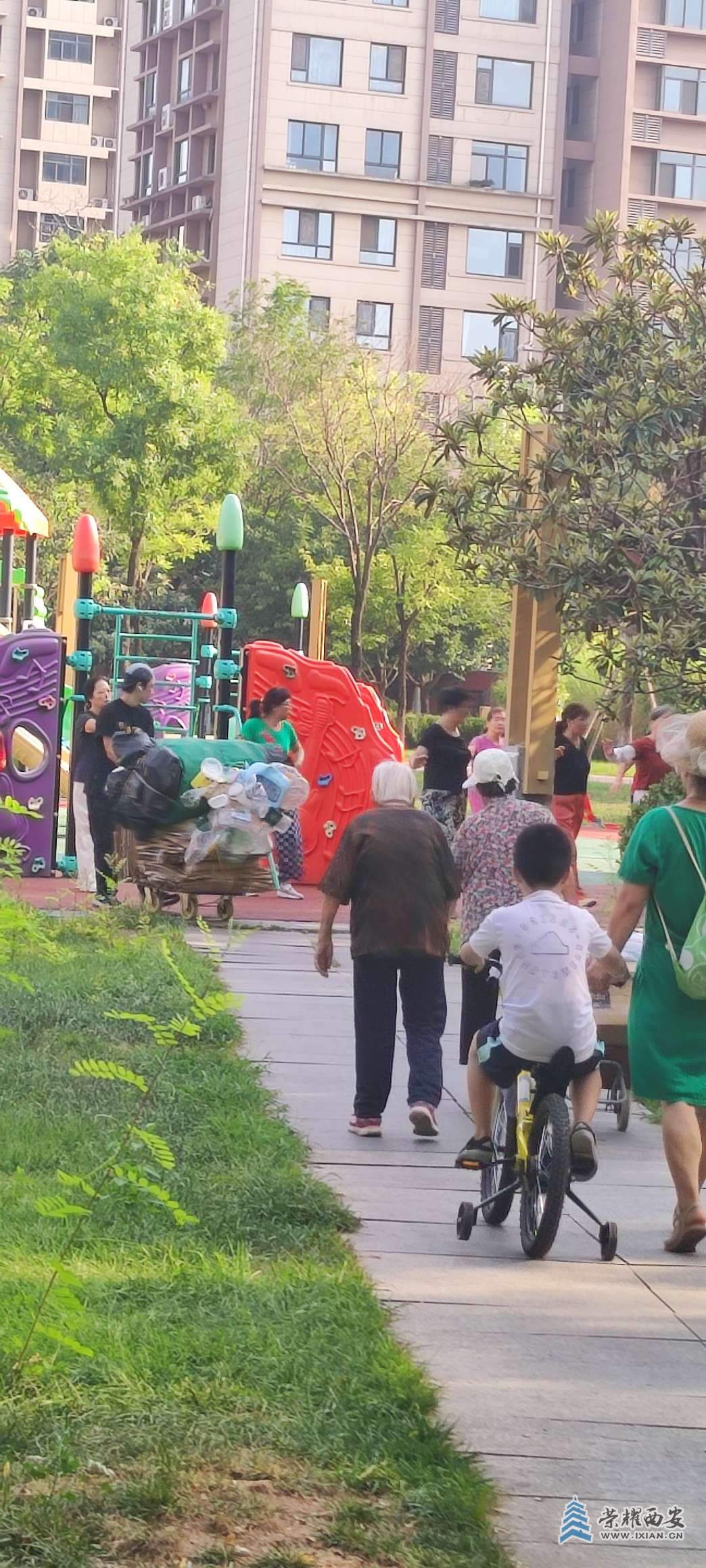為這位助人為樂(lè)的年輕人點(diǎn)贊