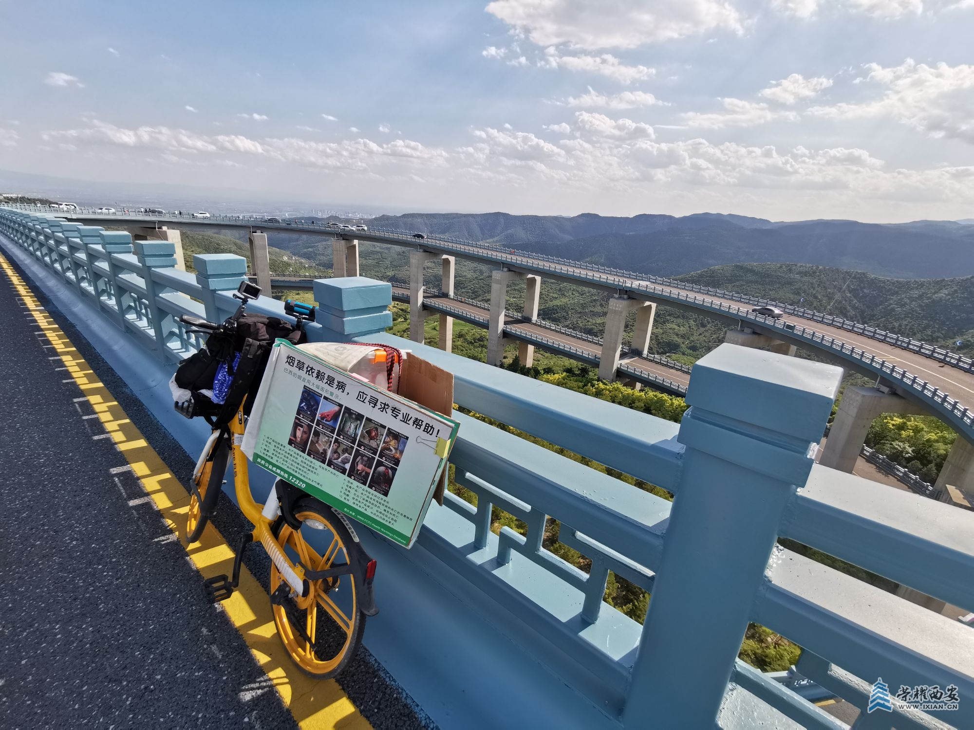 IMG_20230708_161337太原西山旅游改线二号桥上俯瞰螺旋桥，美团单车，烟草依赖是病，.jpg