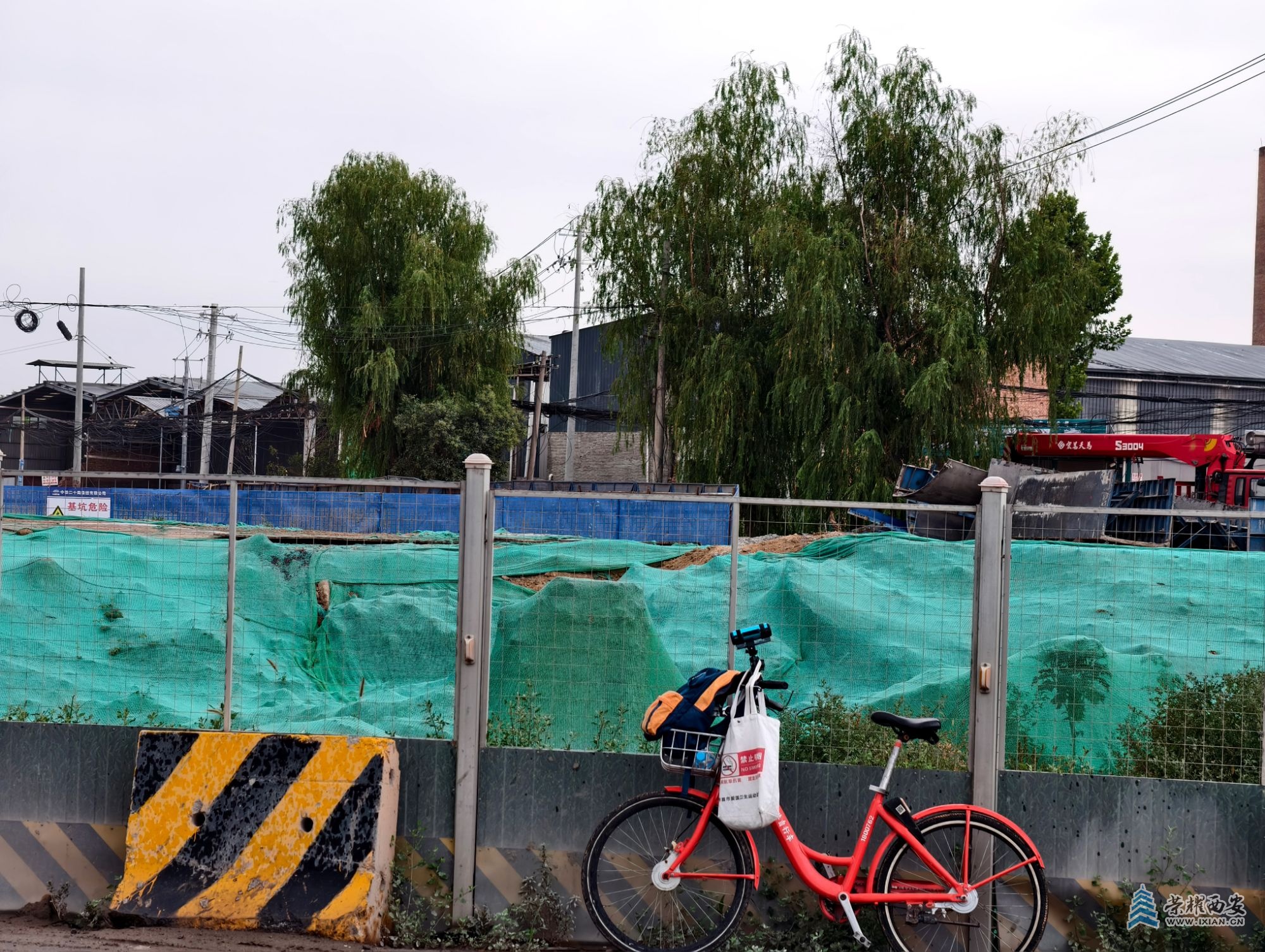 IMG_20250809_063112西延高铁窑村隧道，禁止吸烟，西安公共自行车.jpg