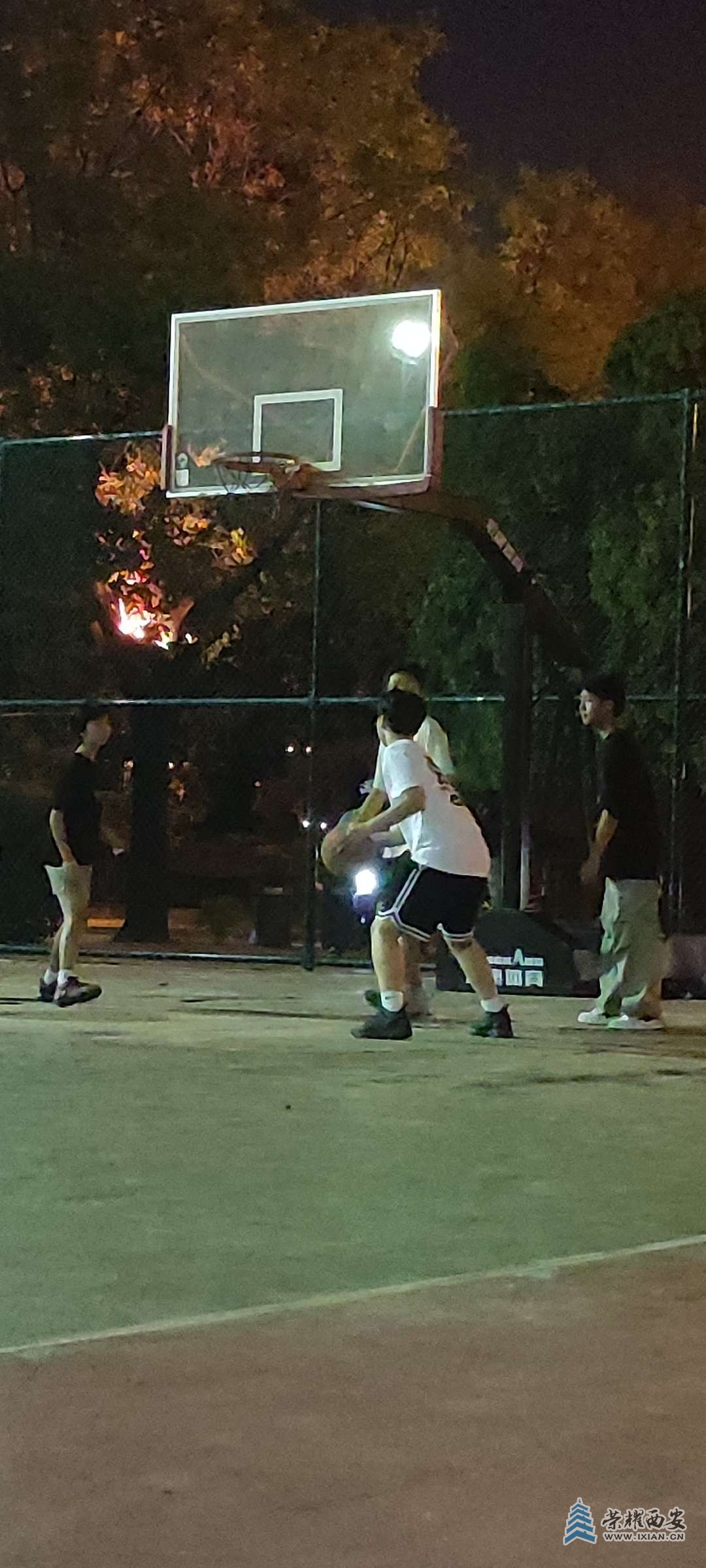唐城墻遺址上的藍球場