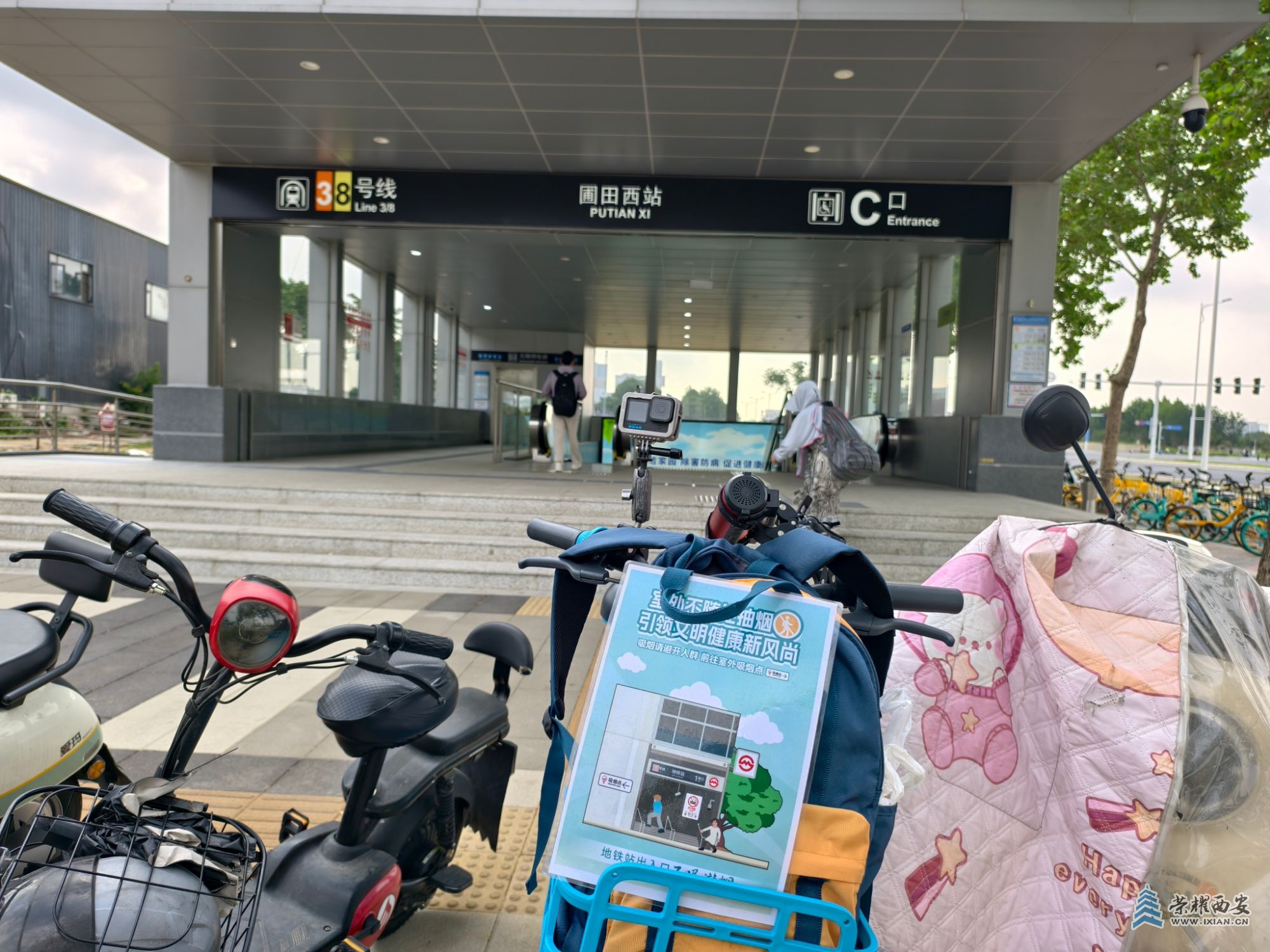 IMG_20250628_081241郑州地铁3号线8号线圃田西站出入口，哈啰单车，室外不随处抽烟，.jpg