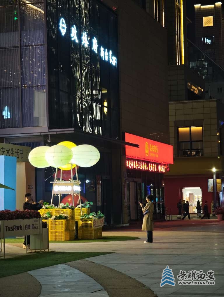 国旗映红启迪街