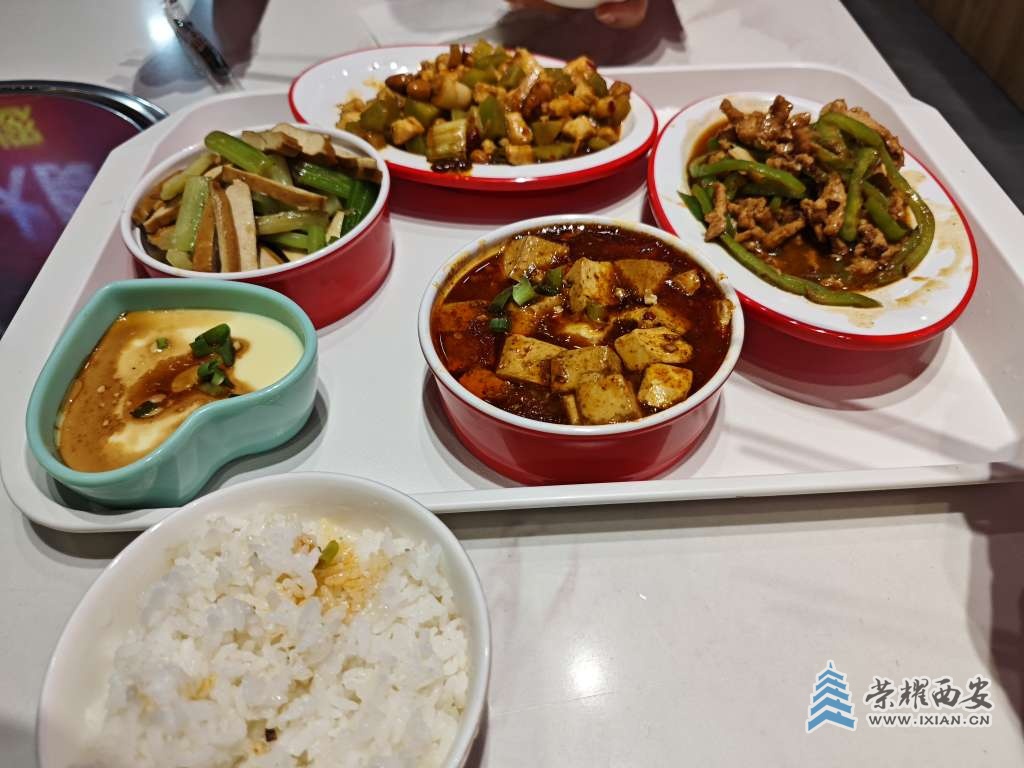 369大食堂，明火明廚，現(xiàn)炒現(xiàn)賣，價(jià)廉物美
