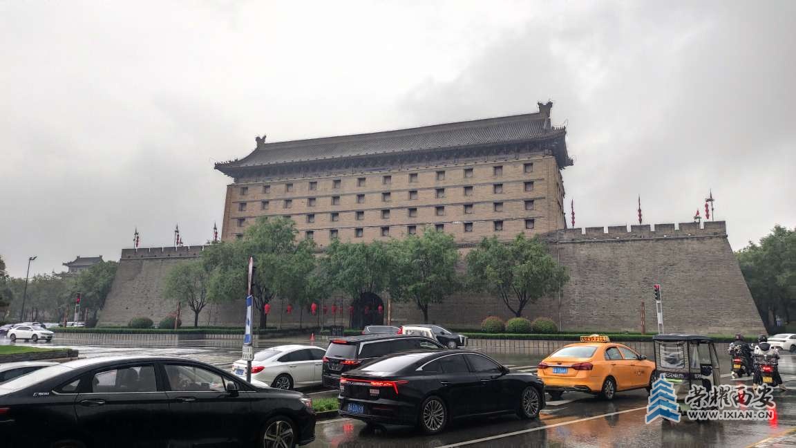 中雨路過開遠門