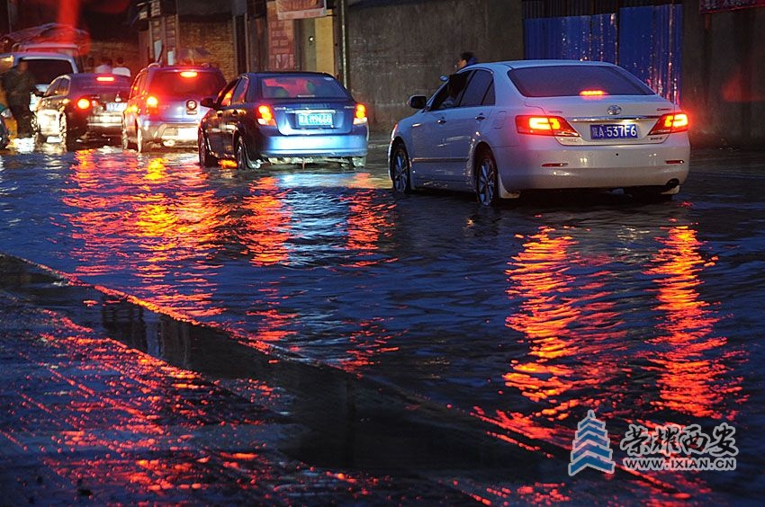 西安雨景 严建设2.JPG
