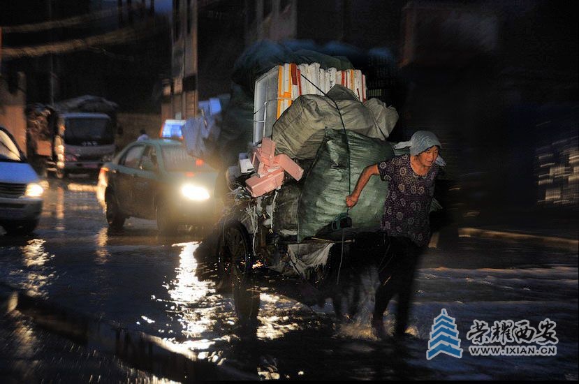 西安雨景 严建设3.JPG