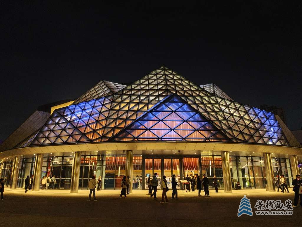 第一次在浐灞保利大劇院看話劇，給文章捧場！